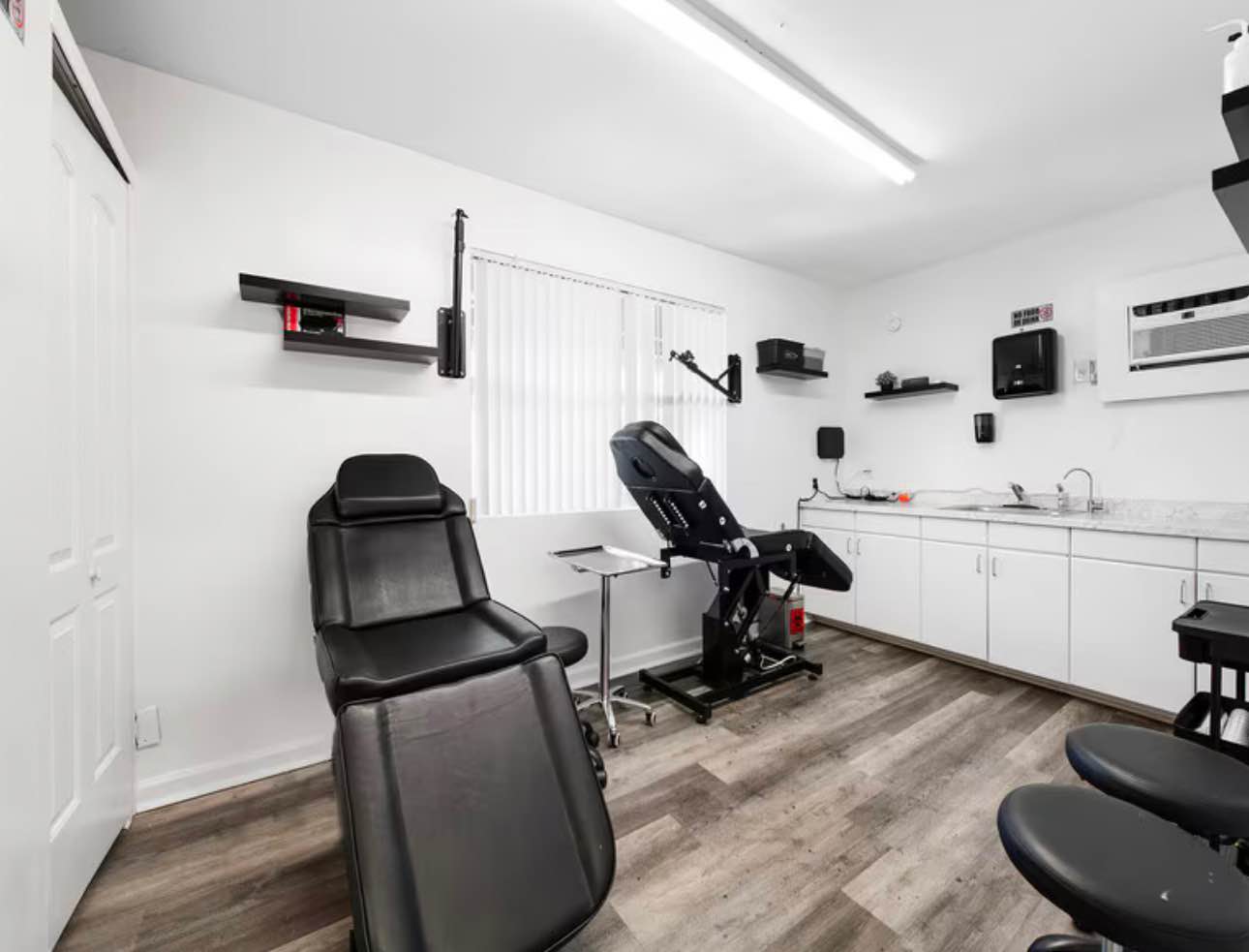 Axl Rojas Facebook ad: Private Suite for Esthetician / Lash / PMU Ft Lauderdale E…