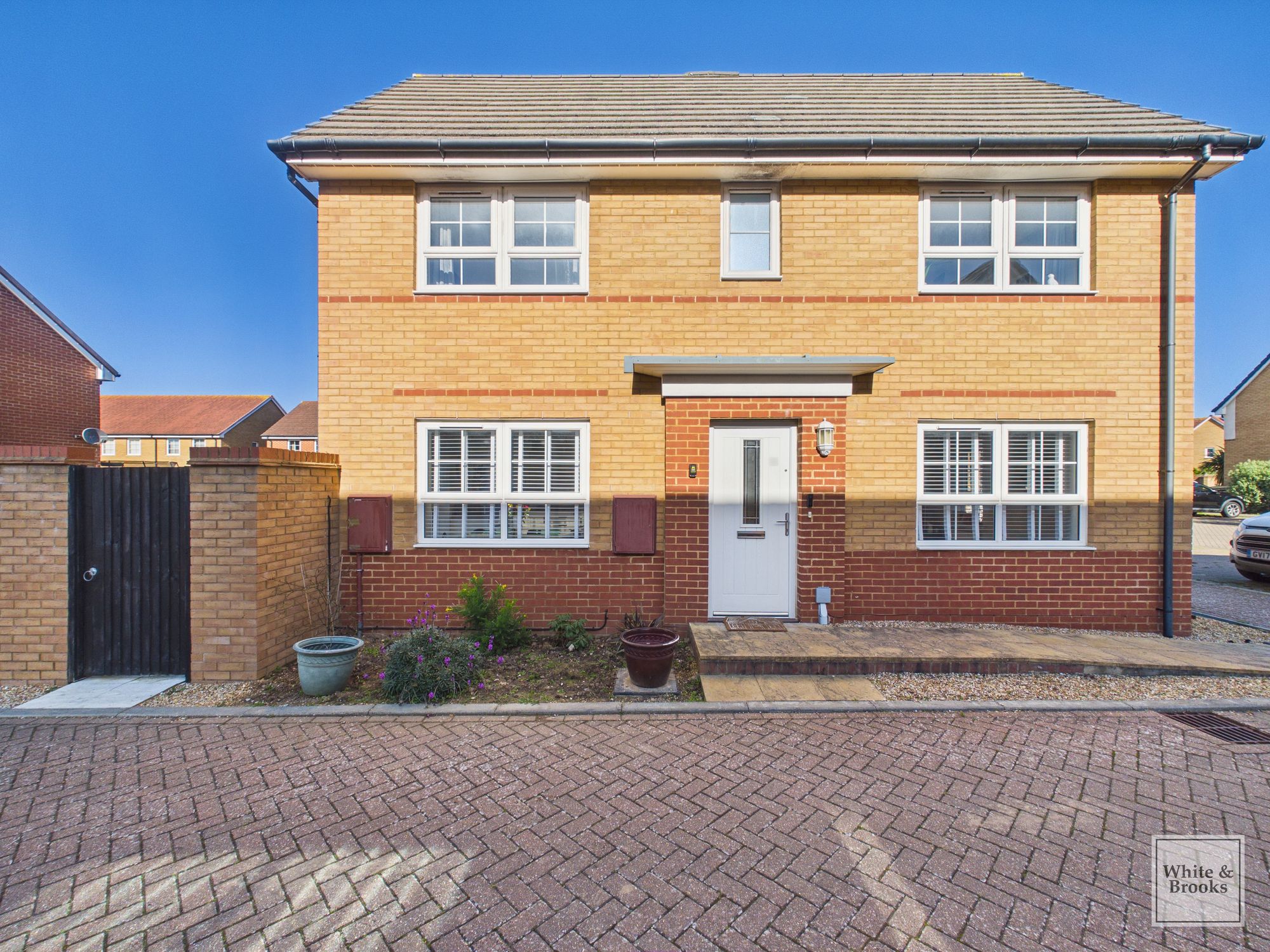 White & Brooks Estate Agents Facebook ad: LOOKING FOR A NEW HOME?
