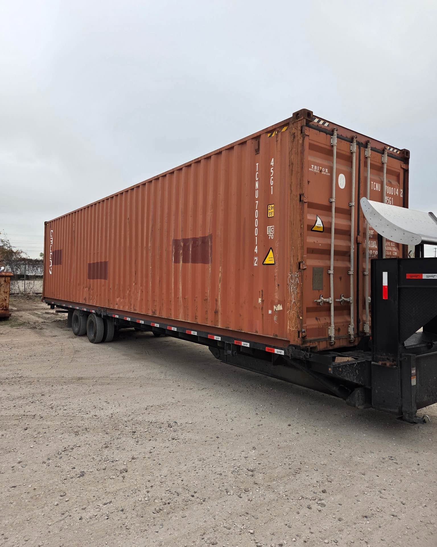 Ram Alvarez Facebook ad: 40ft SHIPPING / CONNEX USED NO LEAKS