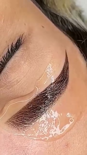 MIDAS Facebook ad: ¡Cejas perfectas diseñadas matemáticamente para ti!