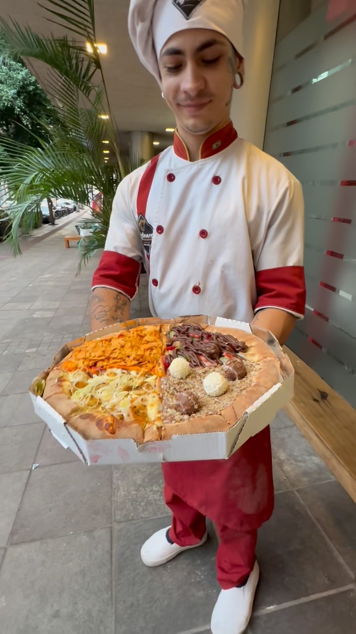Refinare Pizzaria Facebook ad: Podem até imitar mas Refinare só tem 01