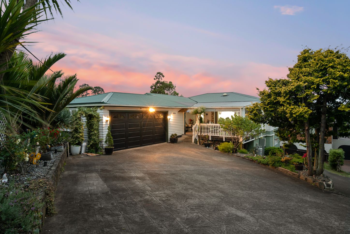 Harcourts New Age Facebook ad: LIVE IN ONE.