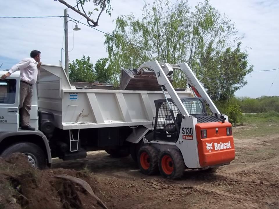 Vecon Facebook ad: Alquiler de Maquinas viales, movimientos de suelos…