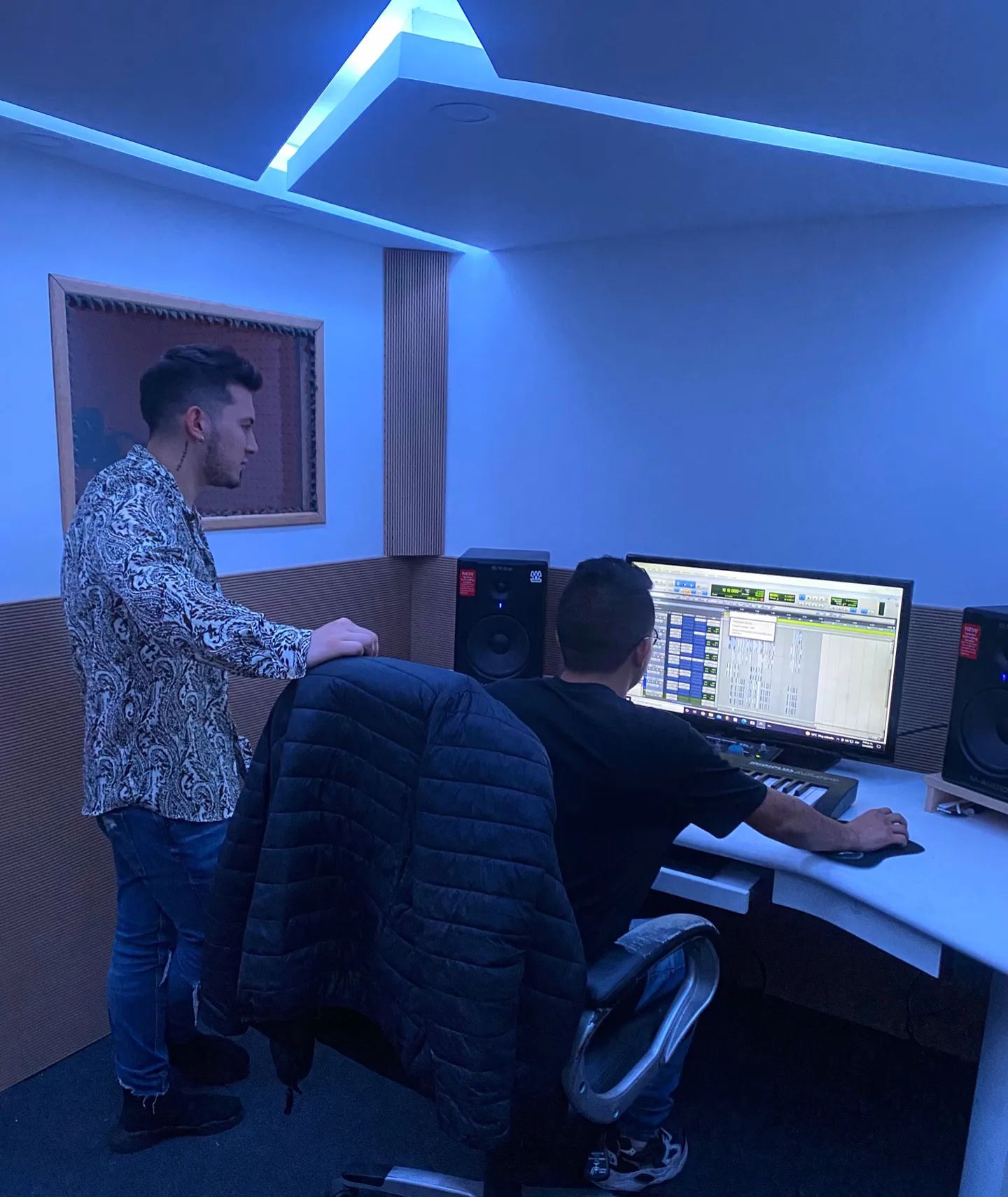 cesarcalamusica Facebook ad: Activos mi gente grabando ¡más temas!