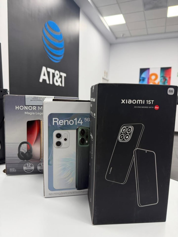 At&t Martinez Facebook ad: ¡Renueva tu celular sin complicaciones con AT&T!