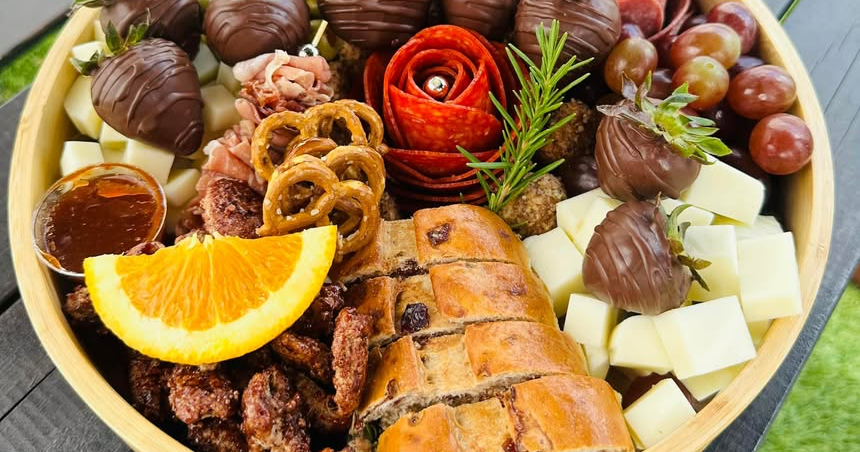 La tabla charcutería Facebook ad: •Banquetes •Brunch •Barra de chilaquiles •Charcutería…