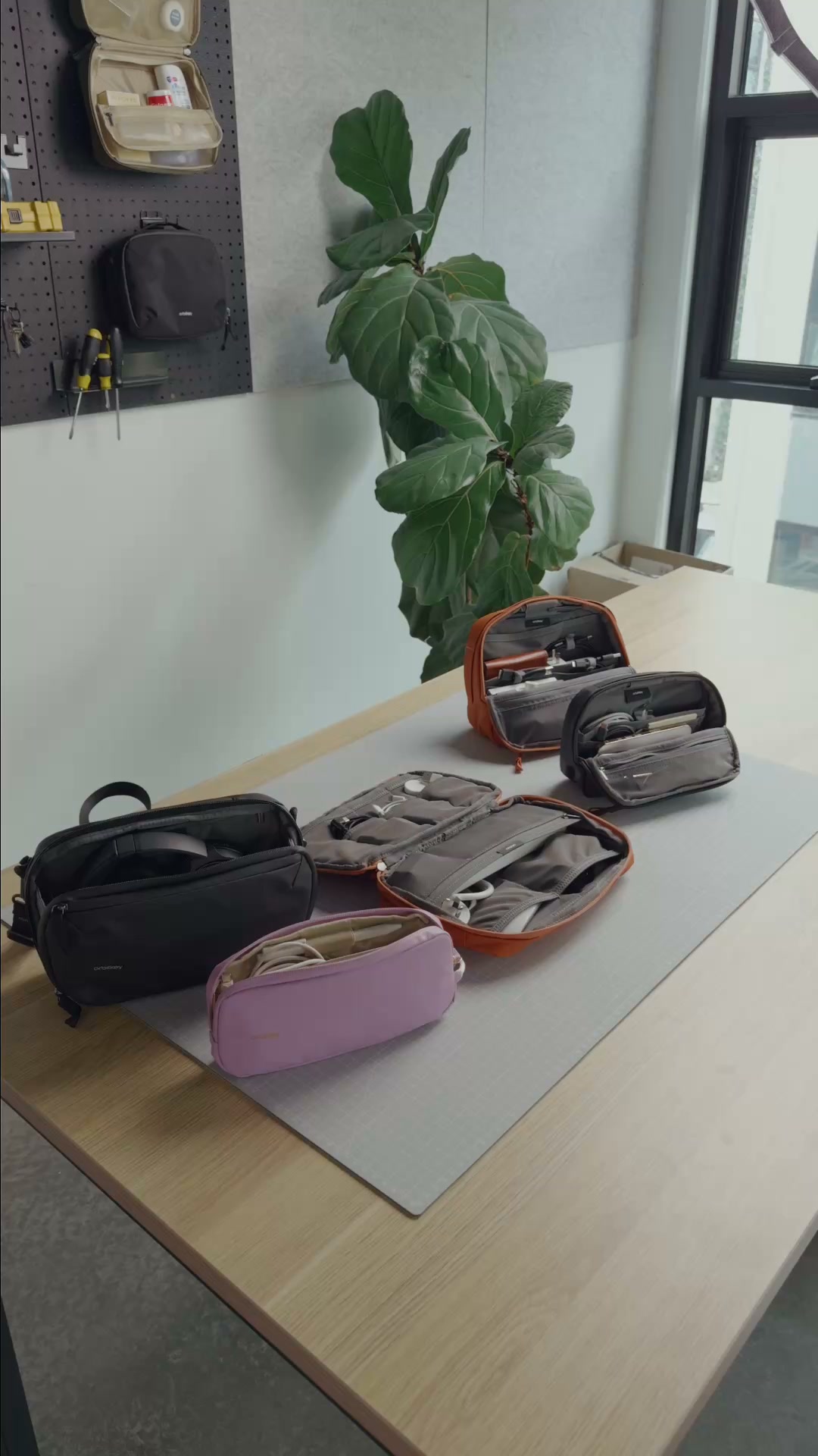 Orbitkey Facebook ad: 5 new ways to carry your tech
