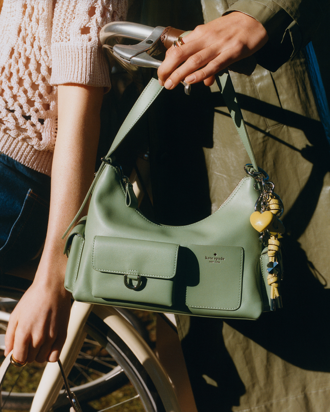 kate spade new york Facebook ad: 【公式アウトレット】ケイト・スペード ニューヨーク