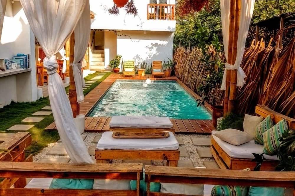Hotels.com Facebook ad: Get extra savings on last-minute hotels.