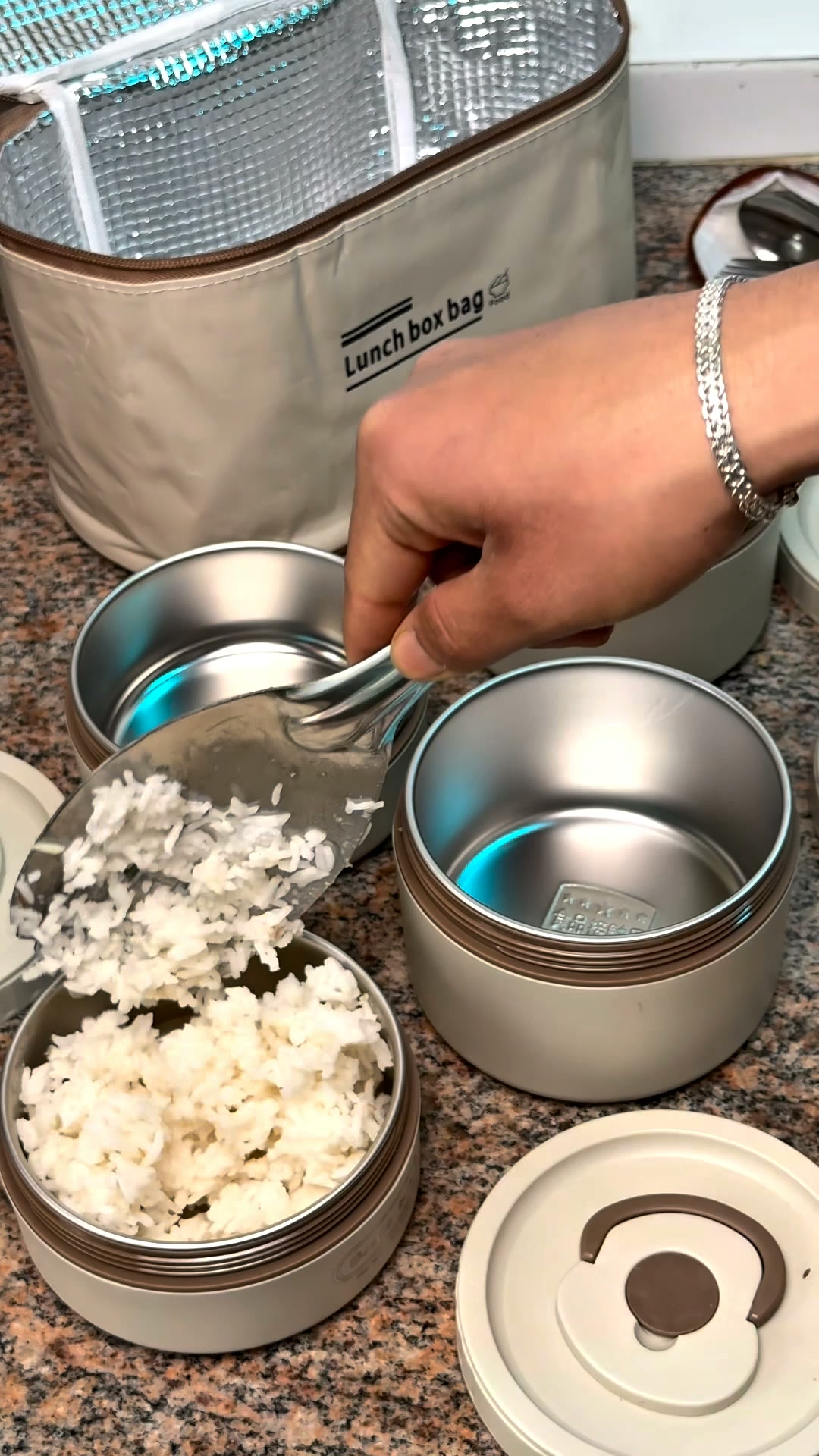 DZ Market Facebook ad: Pack Lunch Box & Thermos