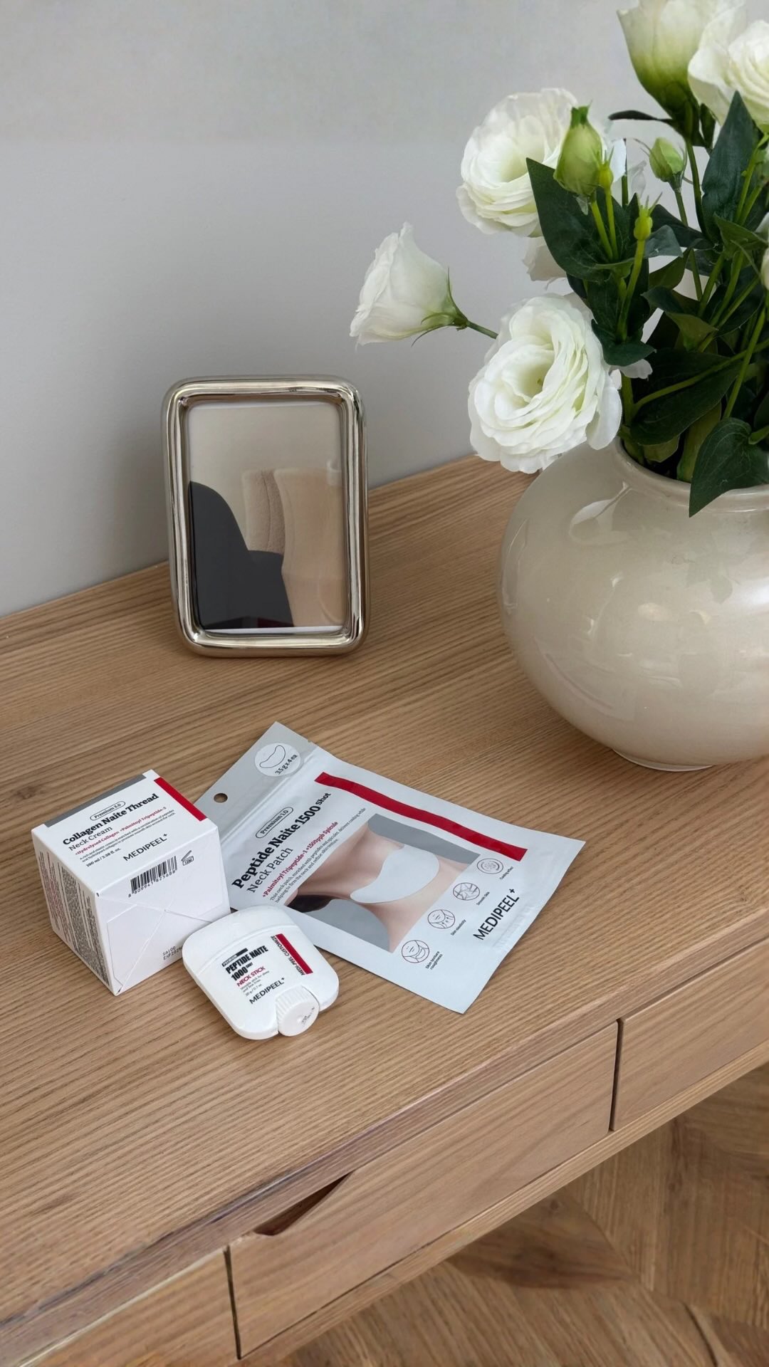 Medipeel Україна Facebook ad: Шия старіє швидше за обличчя, але більшість починає…