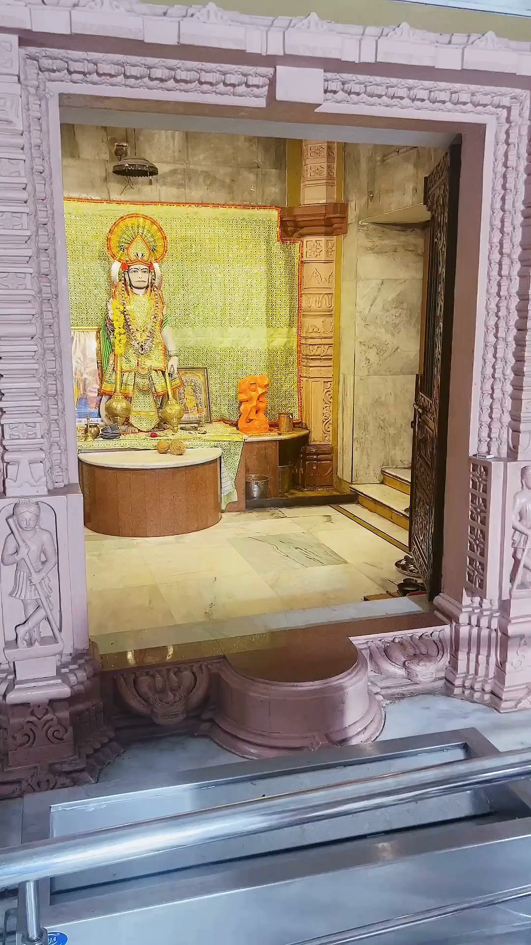 Ask Ashwanijee: Psycho-Spiritual Expert Facebook ad: Learn Divine Guidance