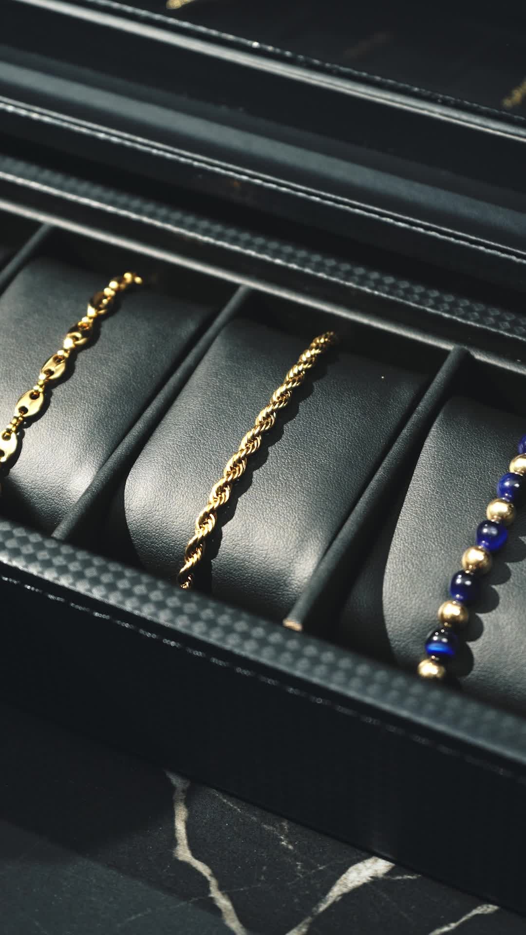 Esmeraldas Colombia Facebook ad: Joyas en oro laminado que se ven y…