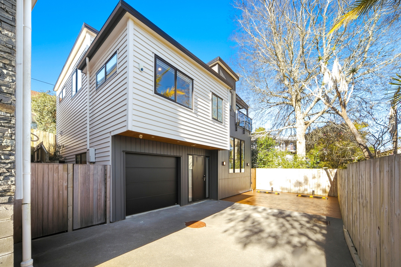 Barfoot & Thompson, Browns Bay Facebook ad: 57E Hogans Road Glenfield