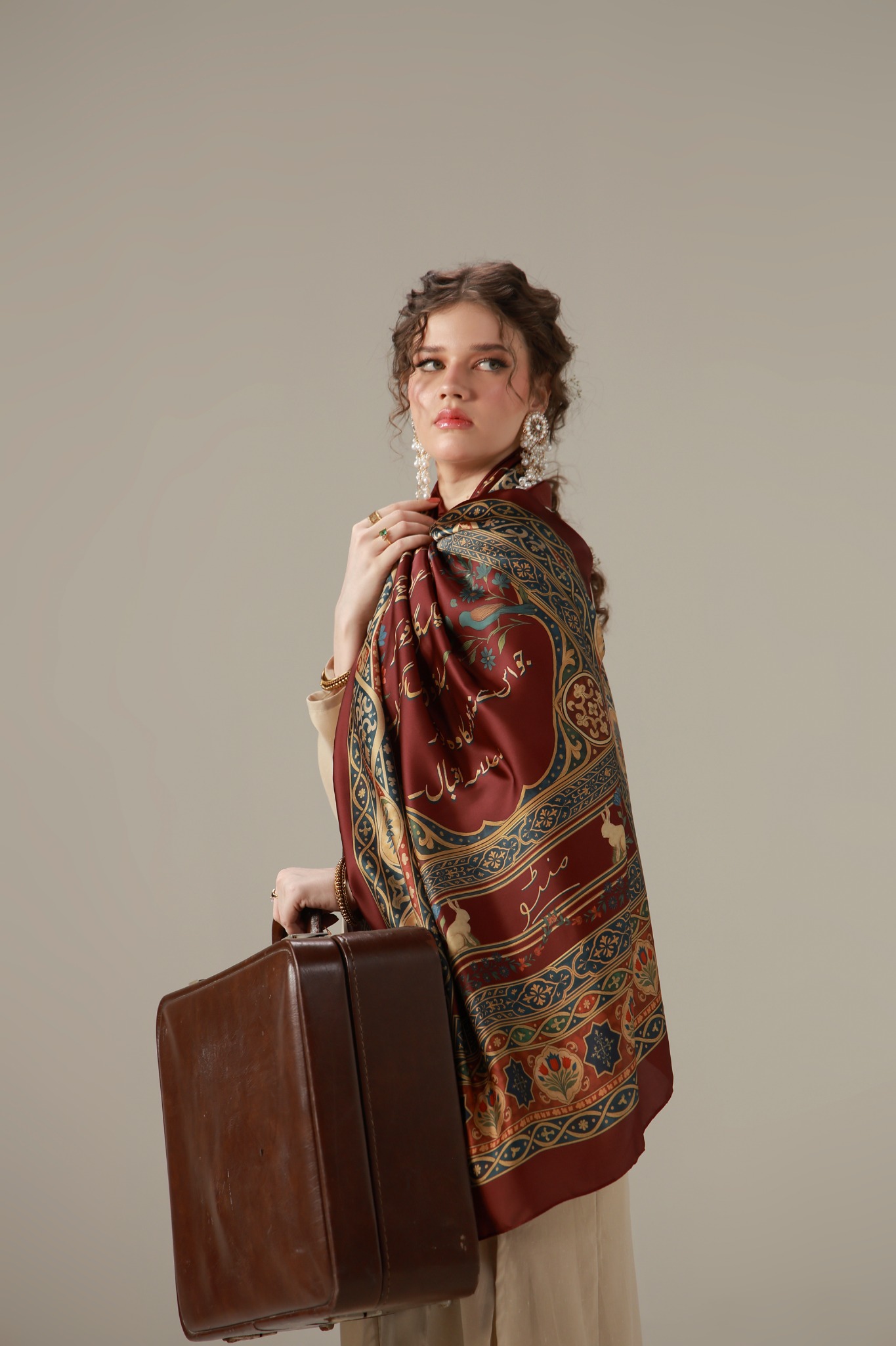 Manto Middle East Facebook ad: New Scarves Are Here