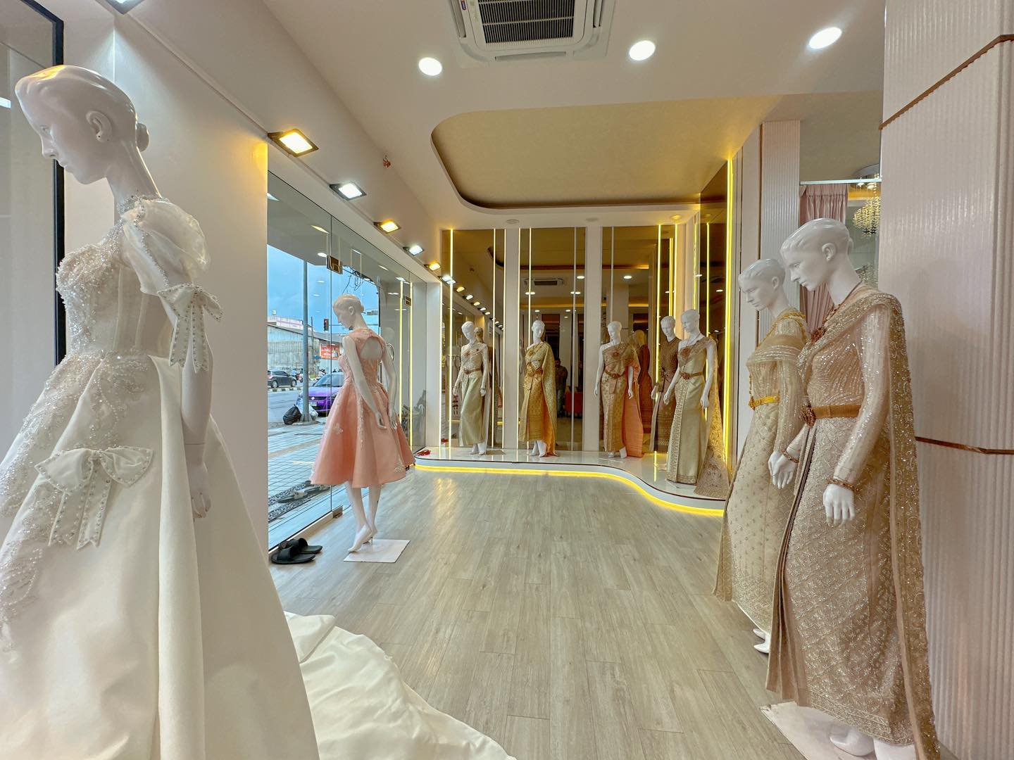 The princess wedding studio hatyai Facebook ad: พรีเวดดิ้งให้ไฟล์ภาพทั้งหมด ปรับแสงปรับสี…