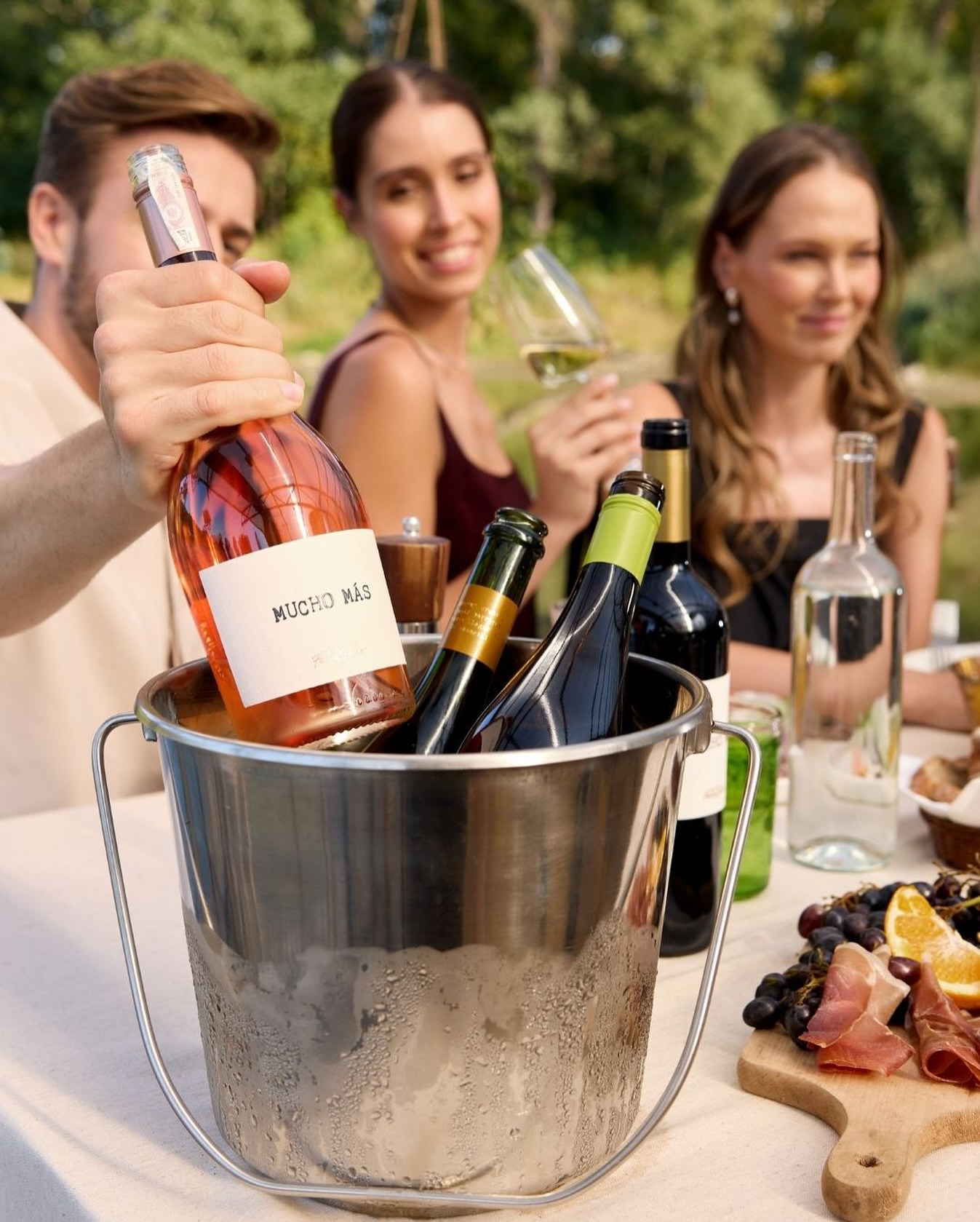 Mucho Más Wine Facebook ad