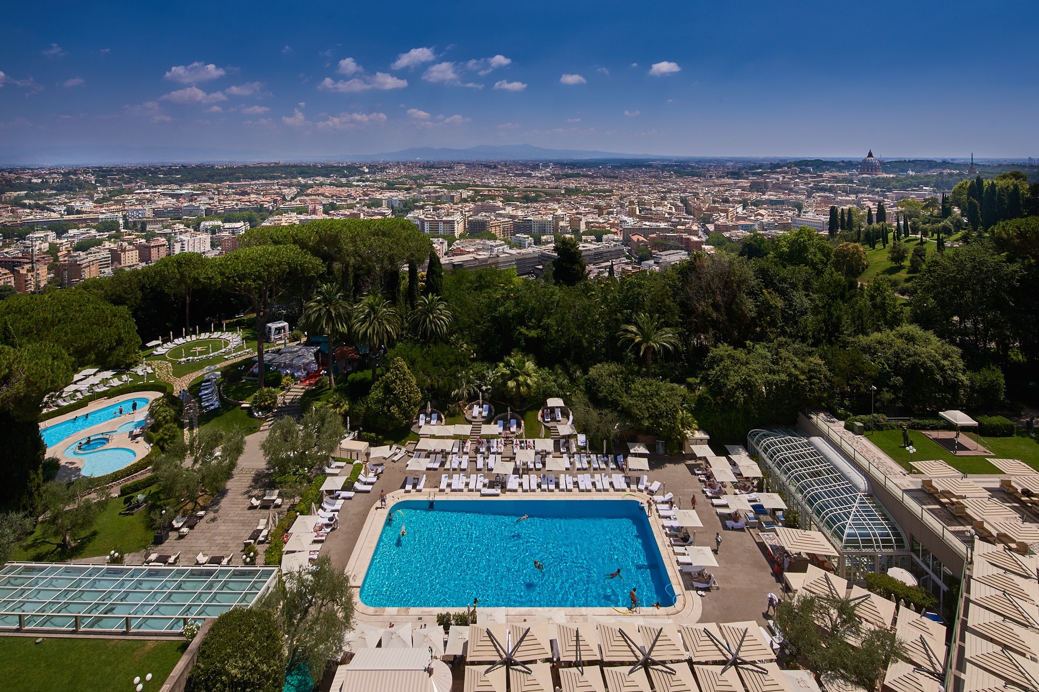 Rome Cavalieri, A Waldorf Astoria Hotel Facebook ad: Scoprite il lusso a Roma: panorami spettacolari, cene…