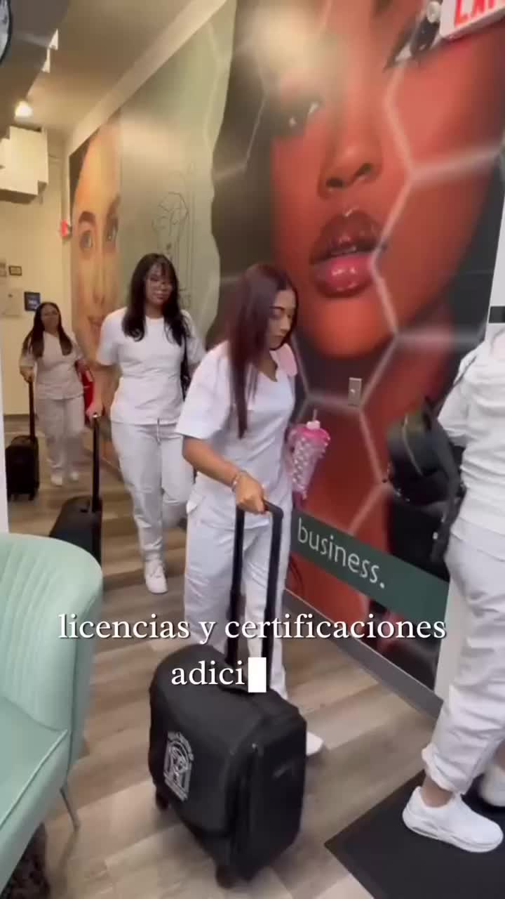 Diamond Aesthetics Academy Facebook ad: prestigio & belleza Academia, cursos avanzados de estética…