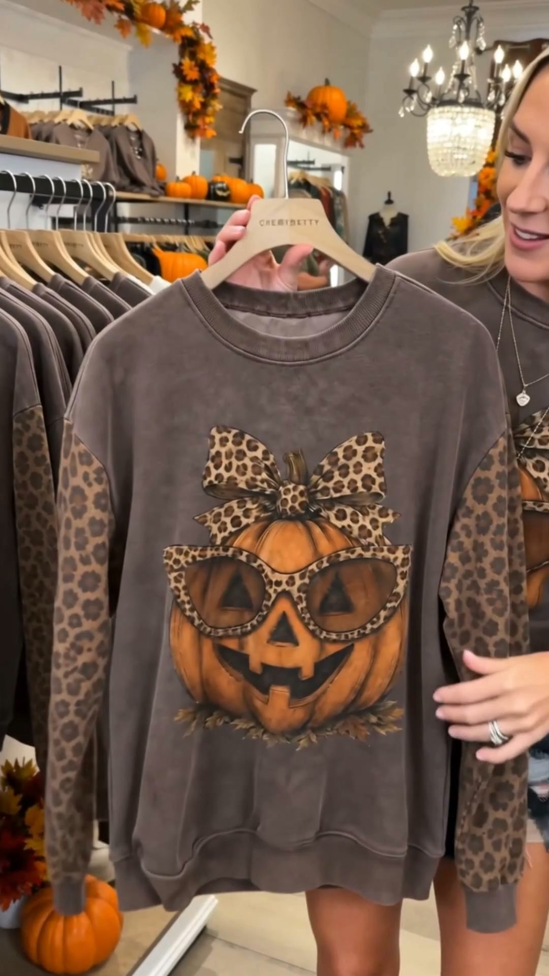 Cherrybettyshop Facebook ad: Vintage Halloween Leopard Pumpkin Print Sweatshirt