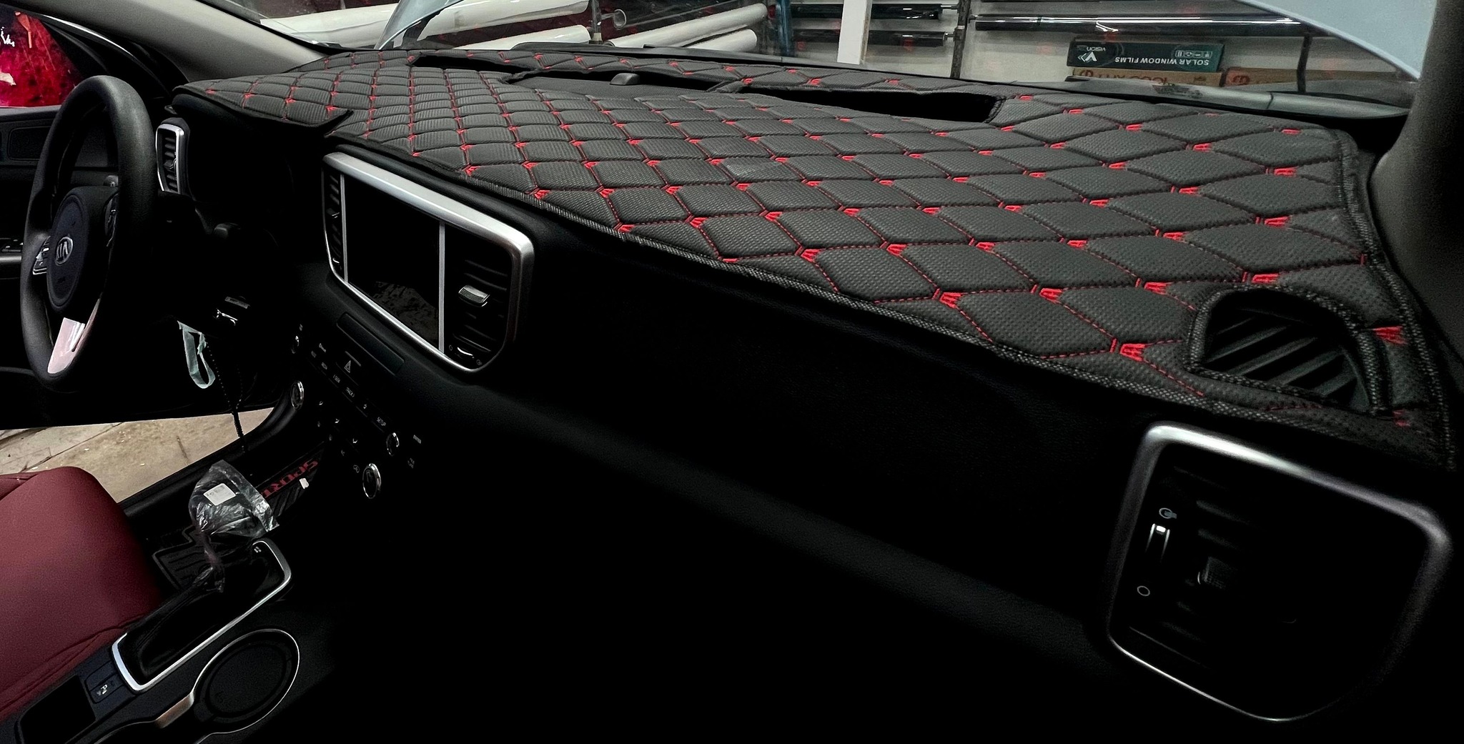 Makeover for car accessories Facebook ad: مفرش التابلو من Makeover