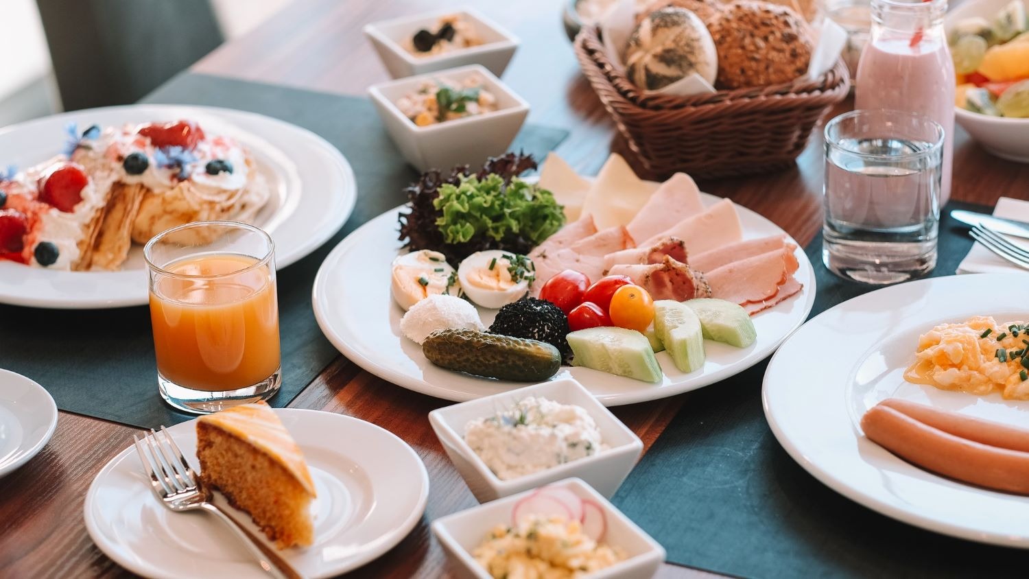 Warsaw Plaza Hotel Facebook ad: Planujesz pobyt w Warszawie i szukasz komfortowego noclegu?