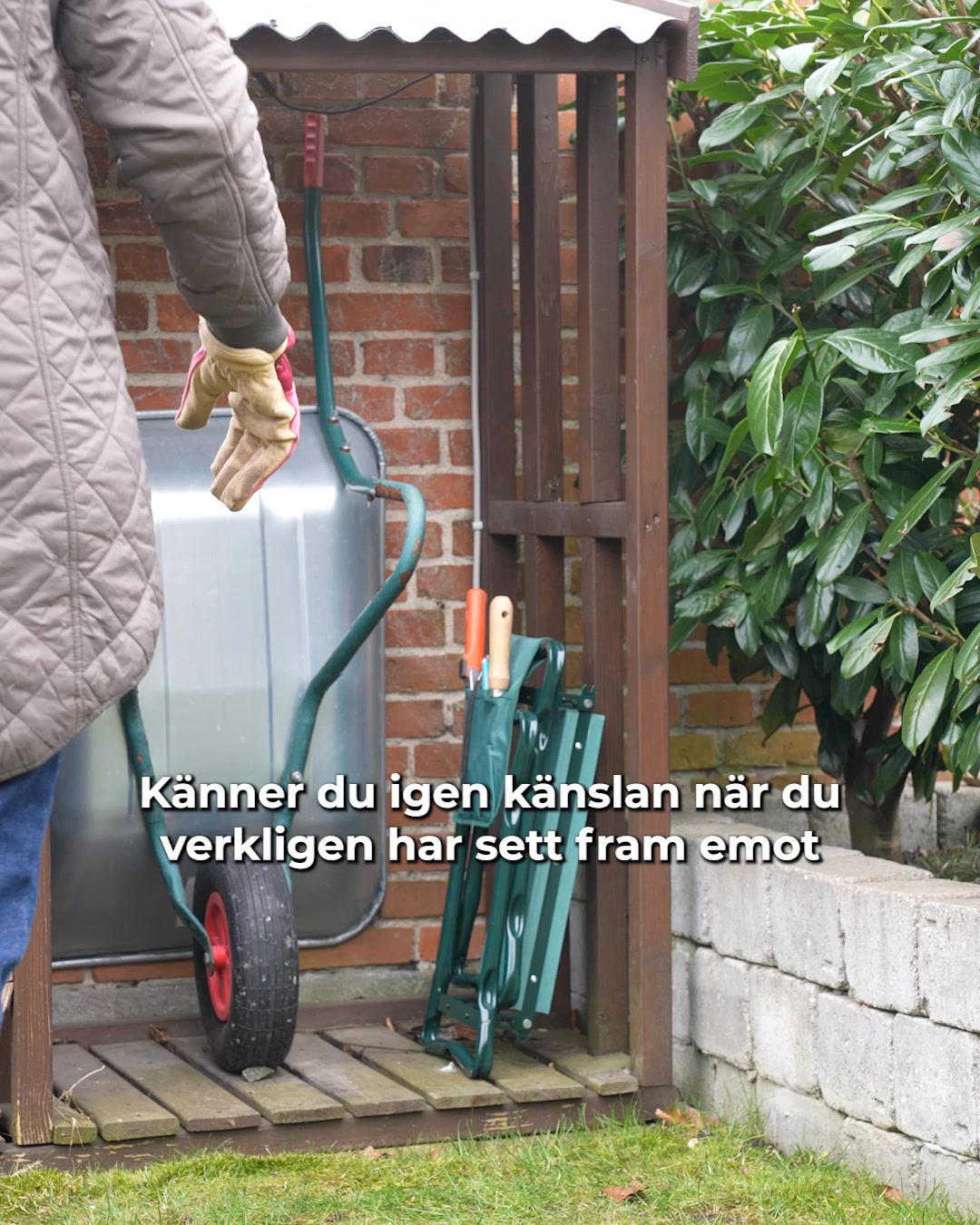Seniorlife.se Facebook ad: Smart 2-i-1 pall för trädgårdsarbete