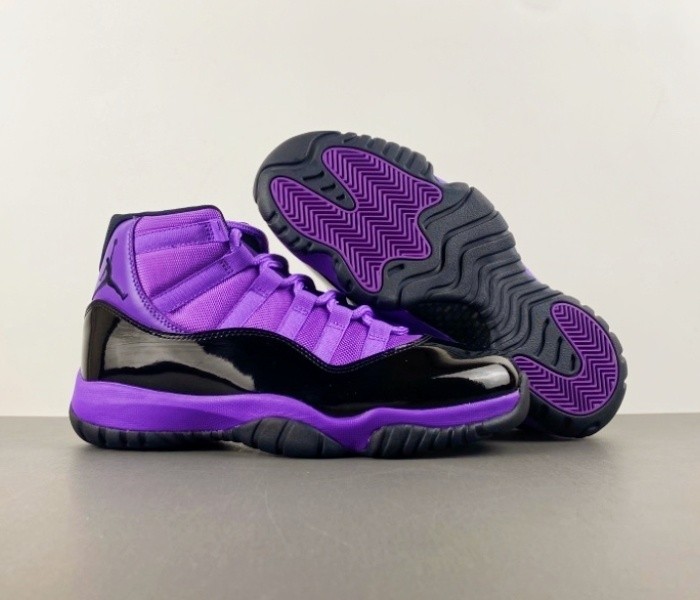 UrbanKicks Club Facebook ad: Sneaker Wholesale | First Hand Stock