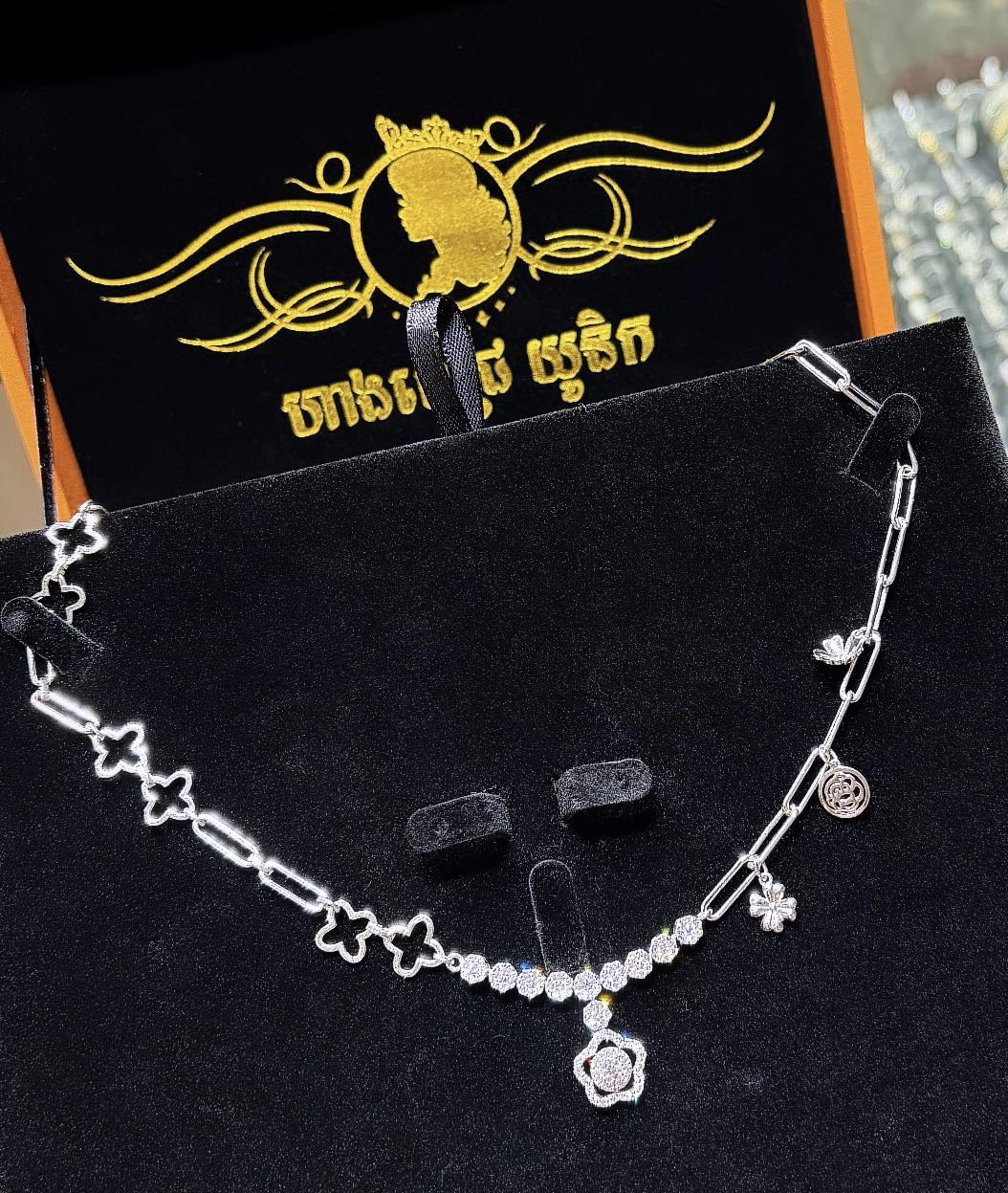 ហាងពេជ្រ យូនិក Unique Jewelry Facebook ad: Cute
