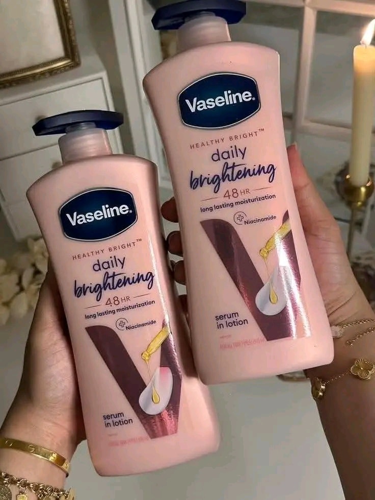 Beauty girl Facebook ad: 𝙇𝘼 𝘽𝙀𝘼𝙐𝙏𝙀́ 𝙑𝙀𝙉𝙐𝙀 𝘿𝙐 𝙈𝙊𝙉𝘿𝙀 𝙀𝙉𝙏𝙄𝙀𝙍…