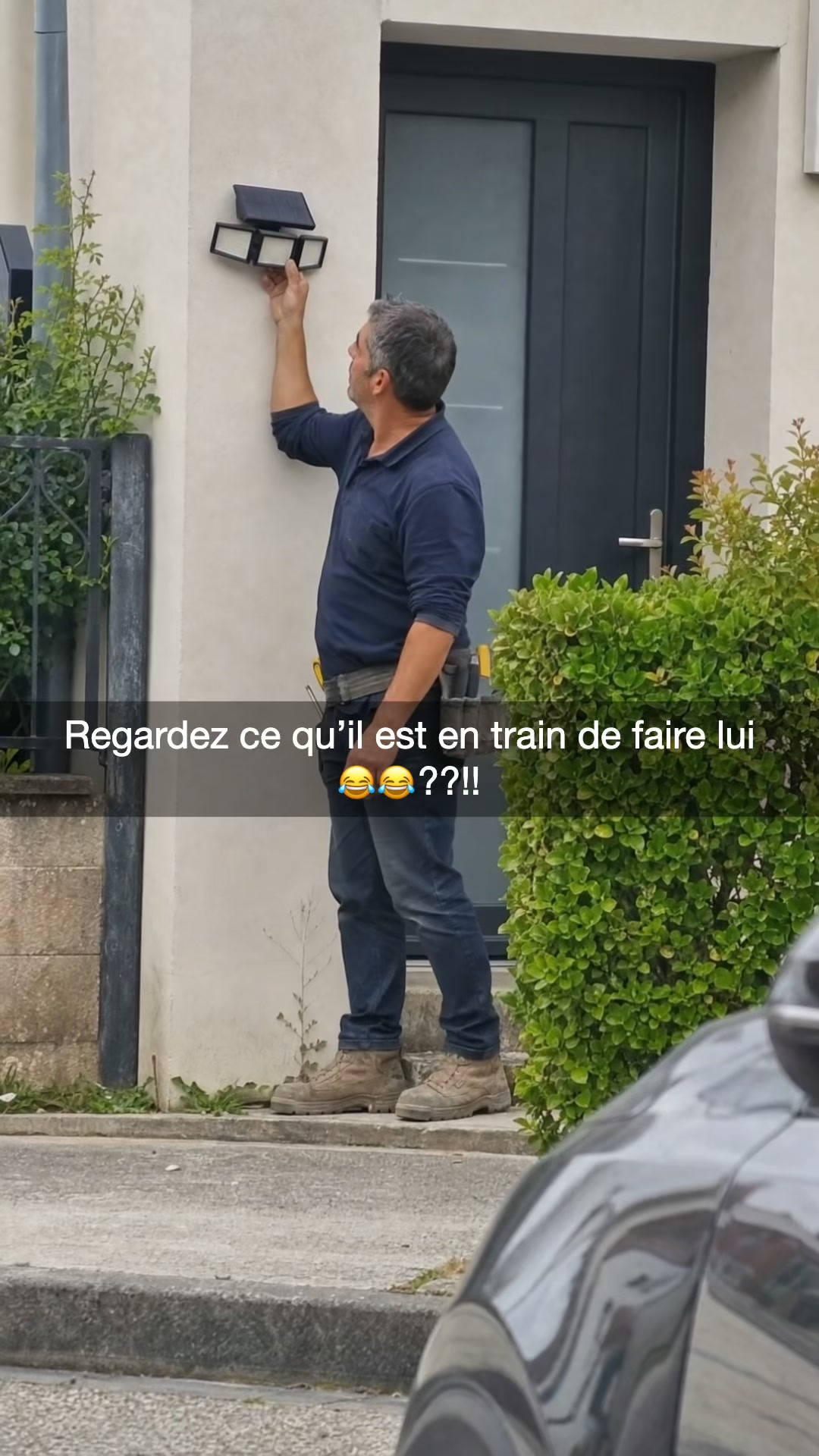 Lumic Facebook ad: 1 200 lumens. Ton allée n'a jamais été aussi éclairée.