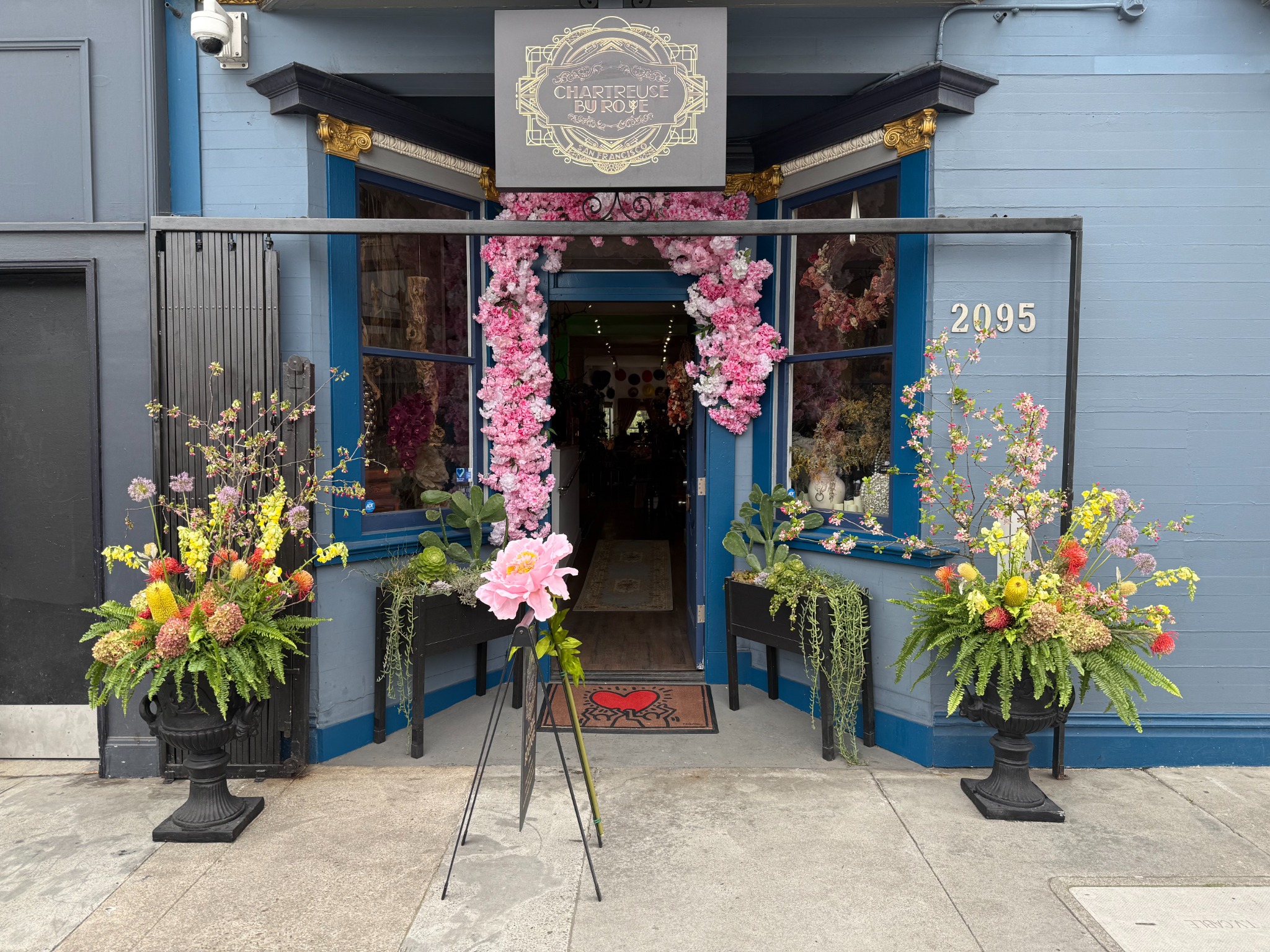 Chartreuse by Roje Facebook ad: San Francisco's only lifestyle floral boutique.