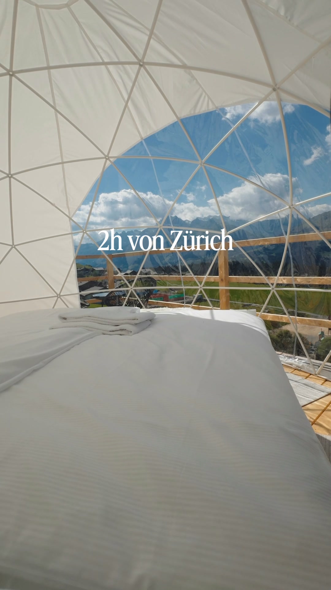 Adventurly Facebook ad: Bergpanorama trifft Hotpot: eure Auszeit in Obersaxen auf…