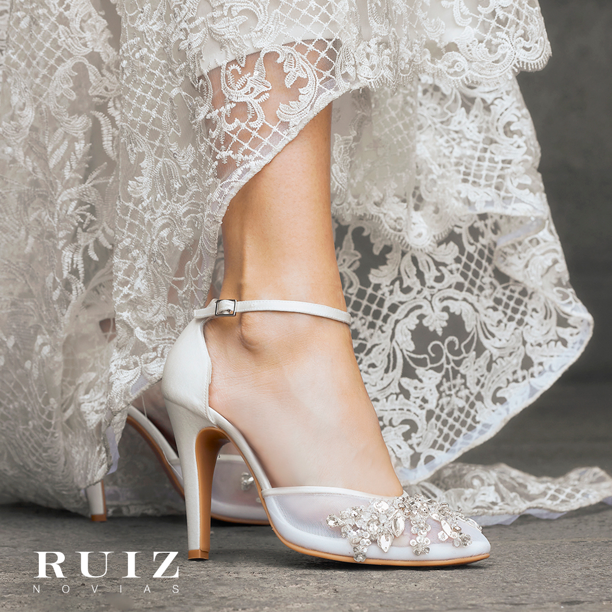 RUIZ Diseñadores de calzado Facebook ad: Dile SÍ a tus zapatos de novia soñados…