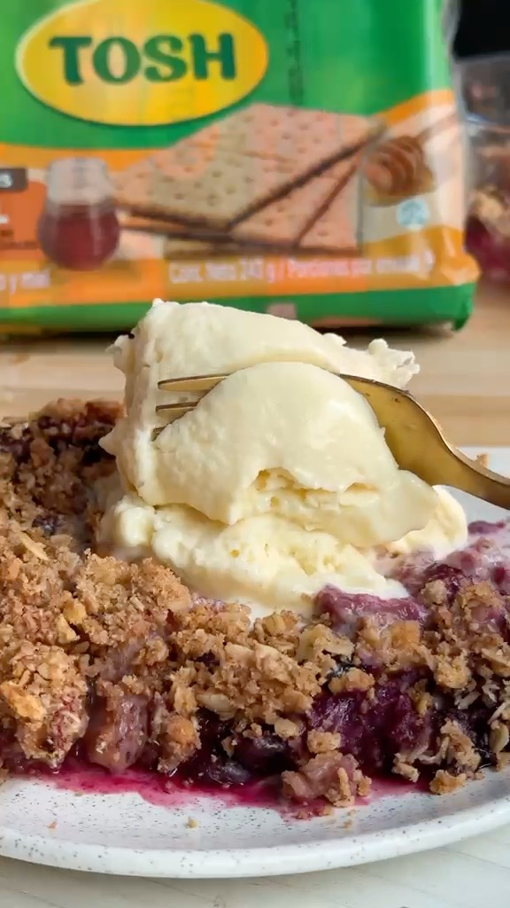 TOSH Facebook ad: CRUMBLE DE FRUTOS ROJOS