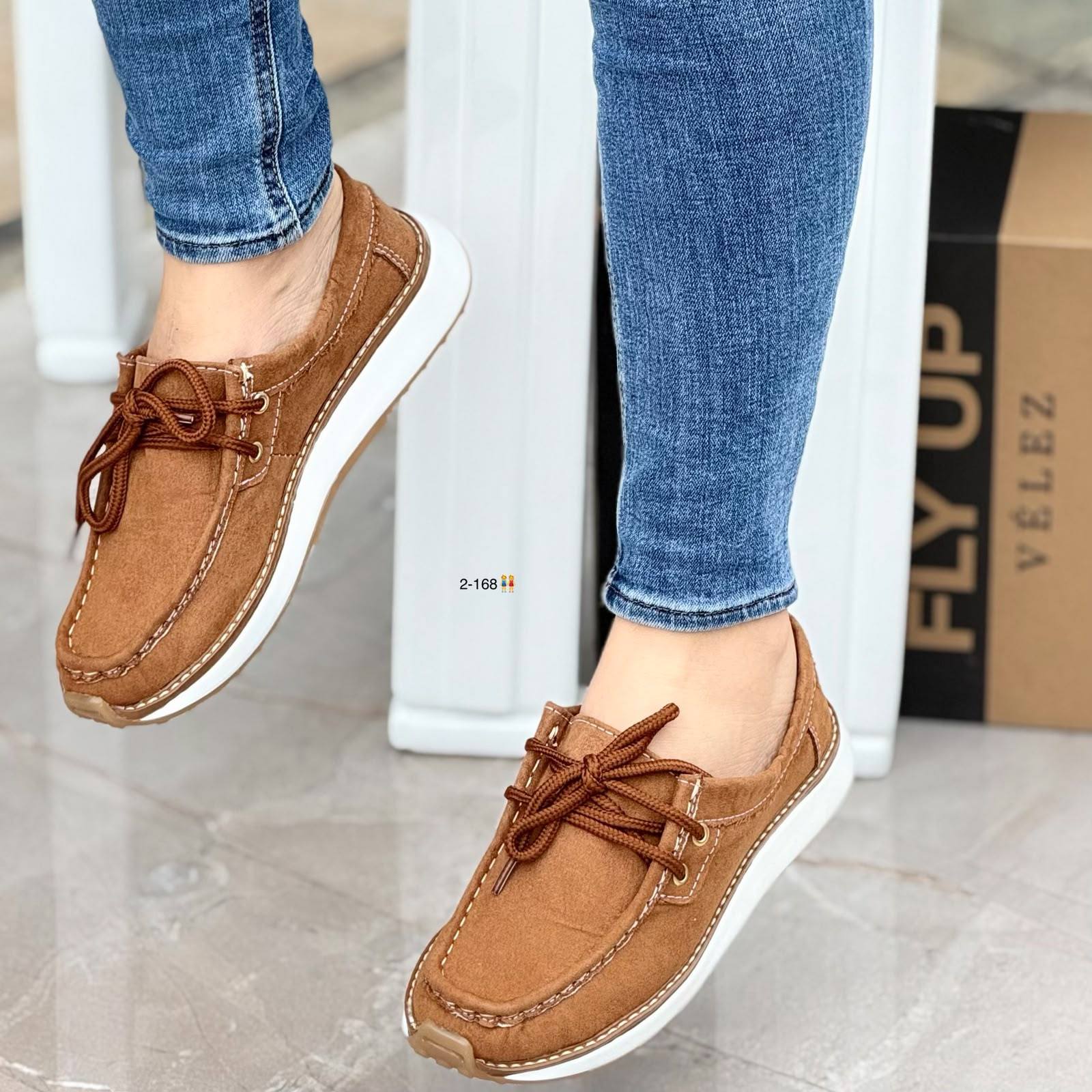 Elegancia a tus Pies Facebook ad: Renueva tu estilo con nuestra colección de sandalias…