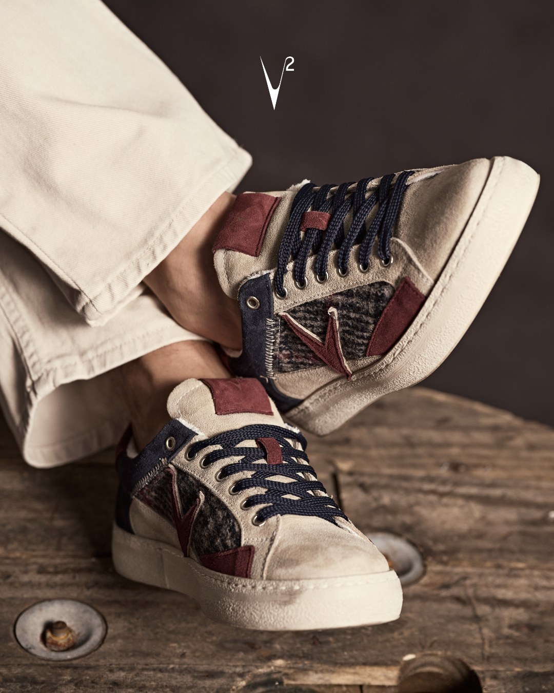 V2 brand Facebook ad: Nuova Collezione.