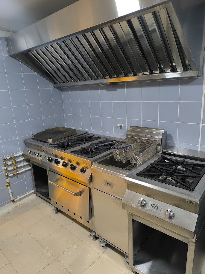 Cocinas & Aceros Facebook ad: Montaje completo en acero para cocinas profesionales