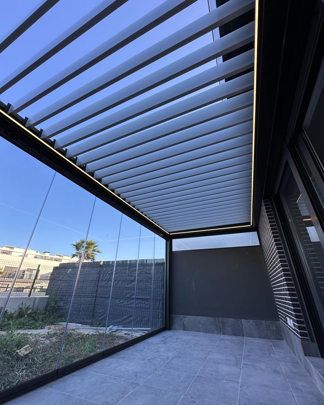 VidrioCristal-Cerramientos de terrazas con Cortinas de Cristal Facebook ad: La increíble pérgola bioclimática con las cortinas de…