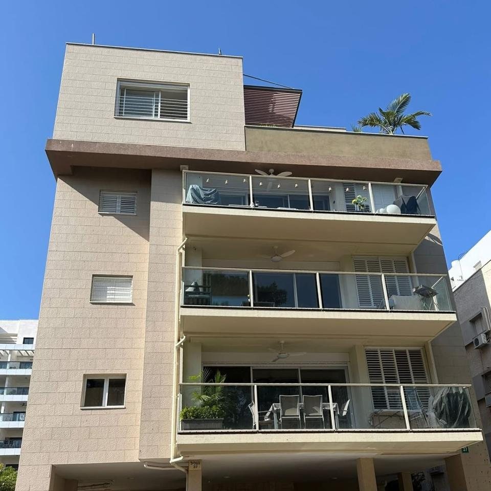 Hold Real Estate Facebook ad: FOR SALE - STUNNING DUPLEX PENTHOUSE IN RA'ANANA