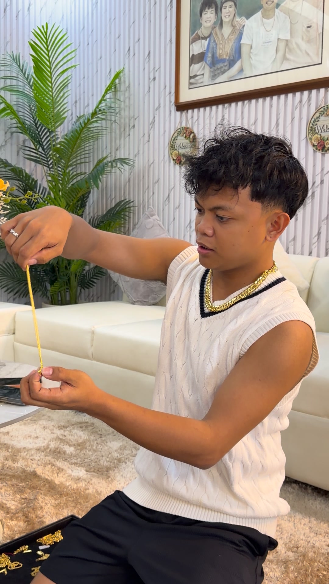 Goldchelle Online Enterprise Facebook ad: Naghahanap ka ba ng gold jewelry na swak…