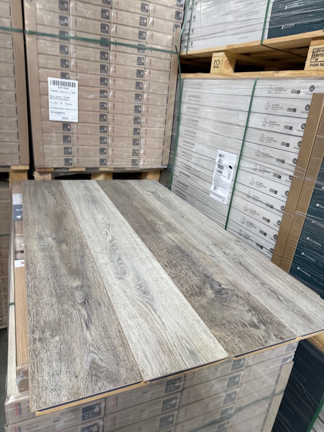 Floor-Depot Facebook ad: EXTRA PROMO STRATIFIÉ, JUSQU’À -70 %