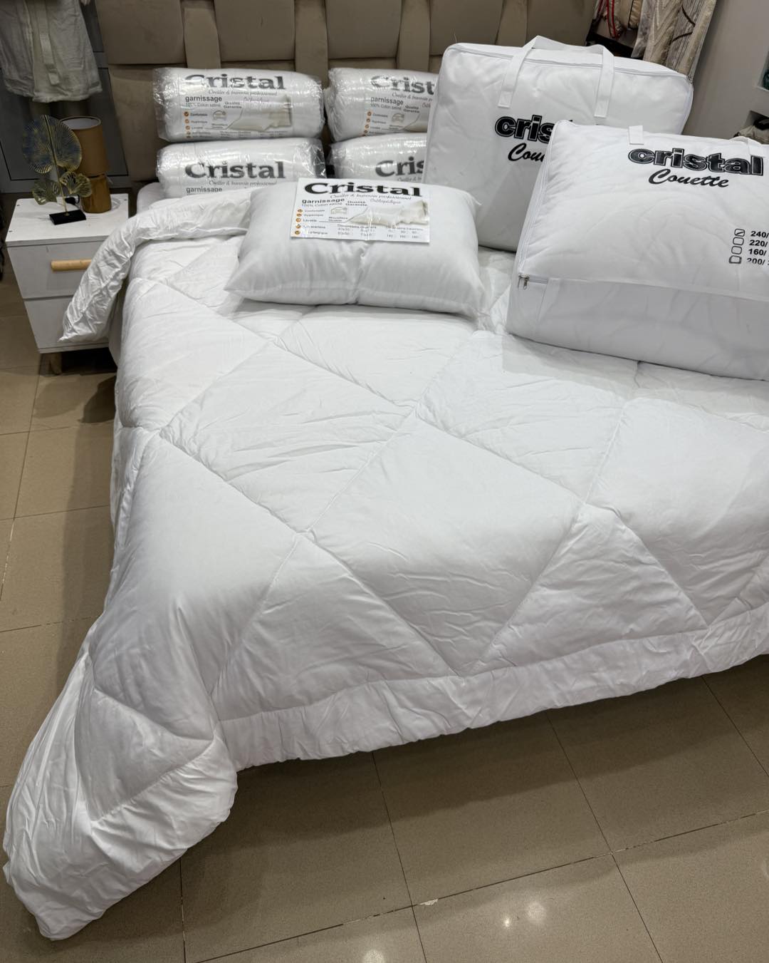 Menzil el Yasmine Facebook ad: Couette blanche cristal