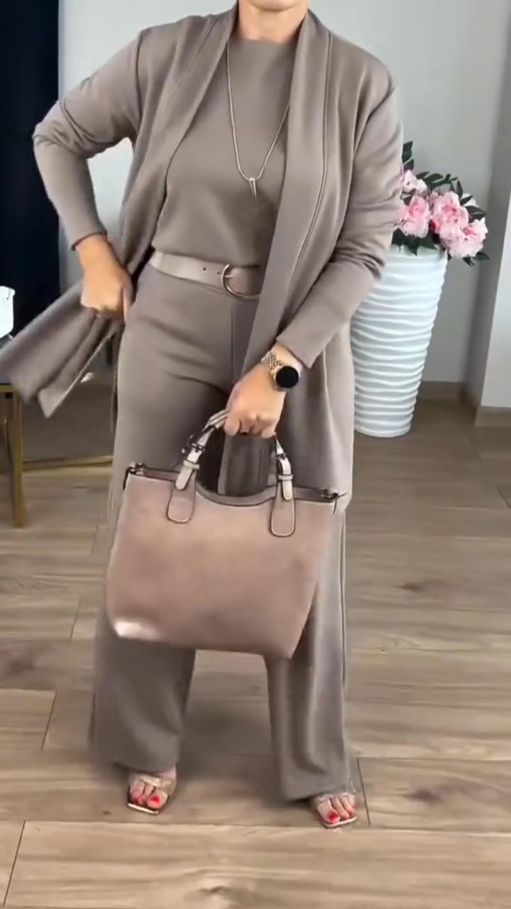 Rablaisie cool Facebook ad: Experience effortless elegance with our 3-piece set.