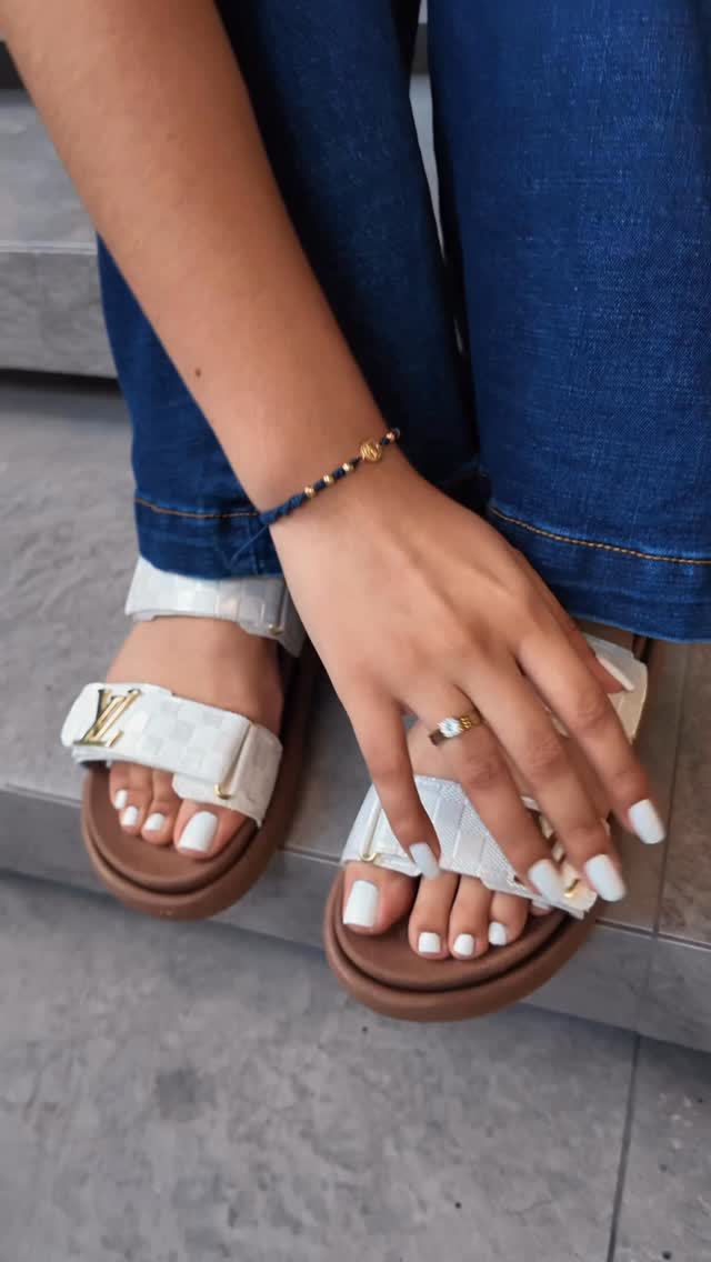 Vennis Footwear Facebook ad: EMPRENDE YA