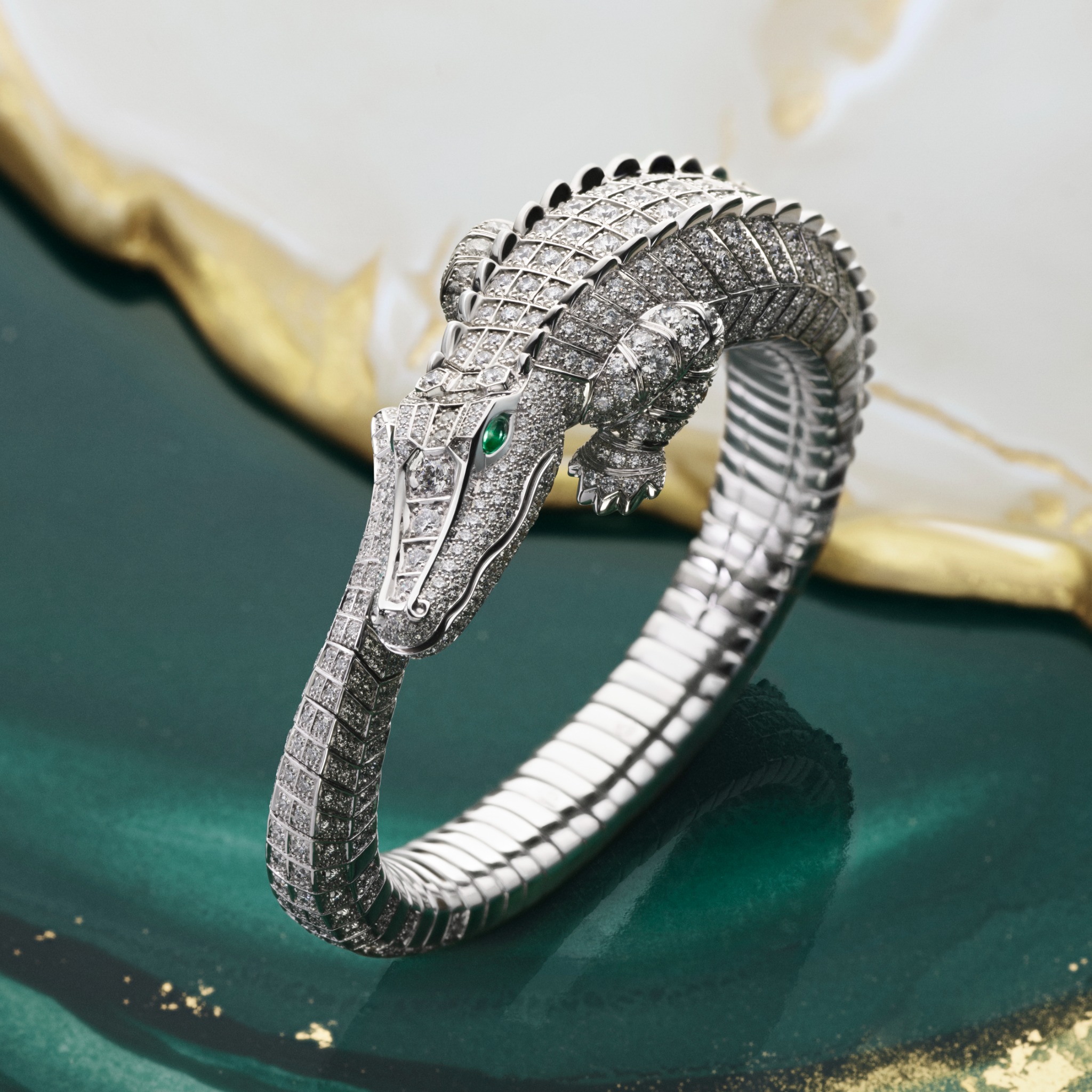 Cartier Facebook ad: カルティエに息づく動物たちが、野生の世界へと誘います