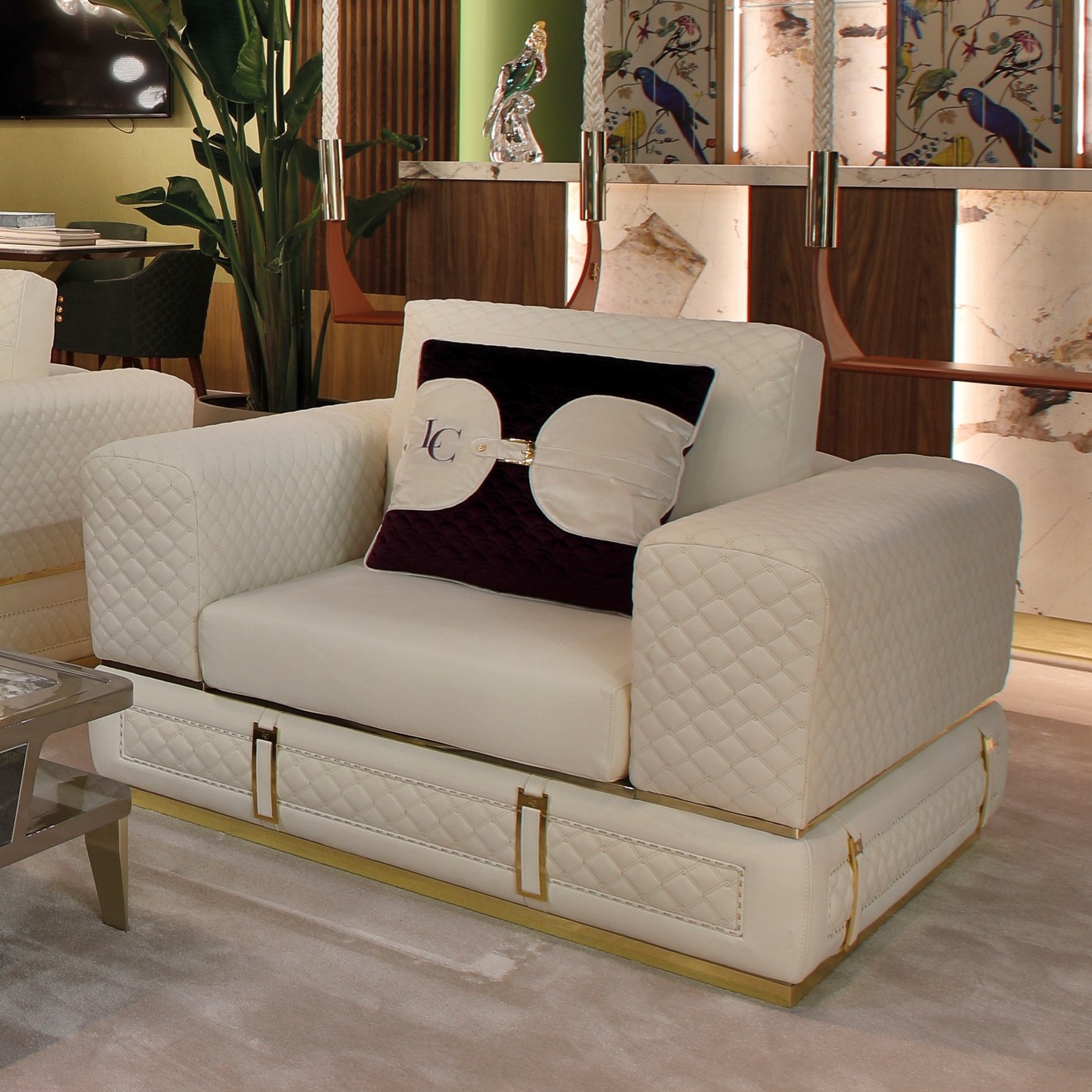 Venicasa Facebook ad: Made-in-Italy and made-in-Europe luxury furniture in all…