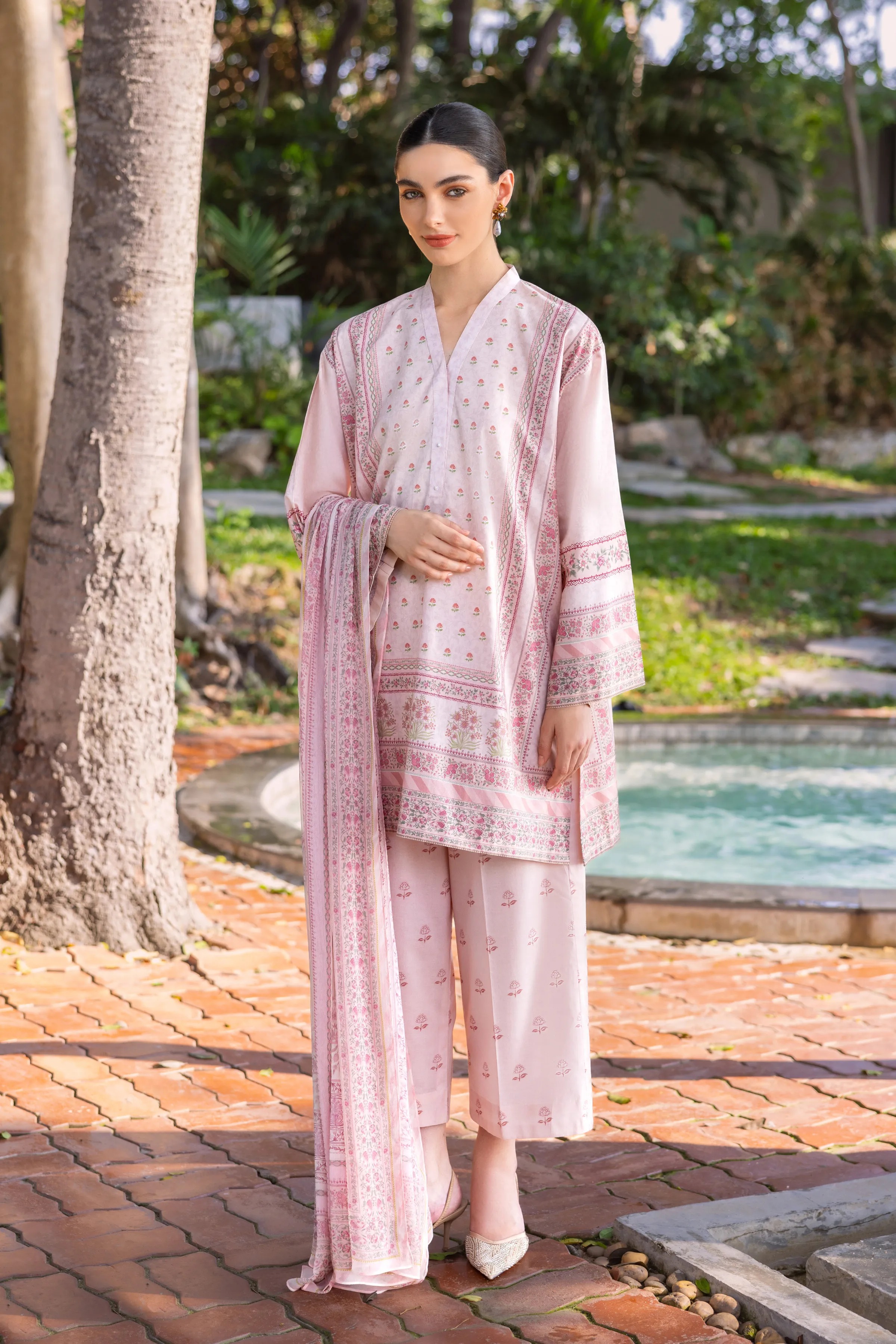 Bareeze Facebook ad: Bareeze Pret MID SEASON SALE is now Live!