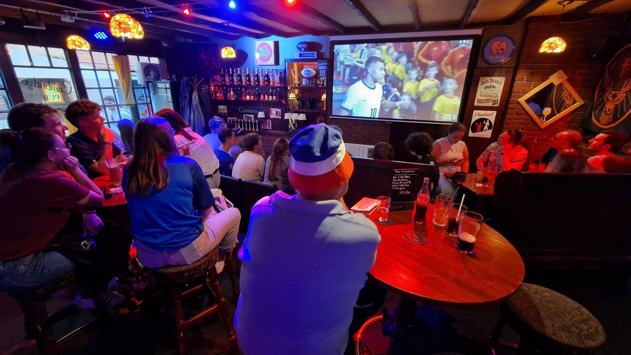 Pub Le Cambridge Facebook ad: Découvrez l’ambiance unique du Pub Le Cambridge, l’endroit…