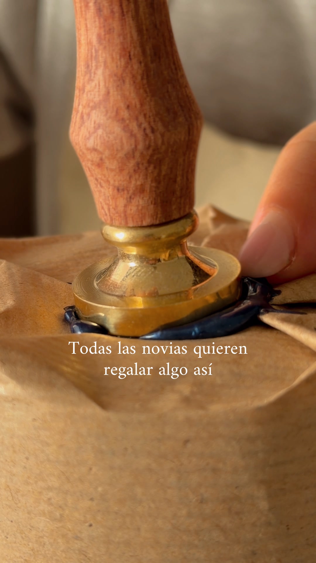 2lumière Facebook ad: No elijas el regalo para tu boda por cumplir